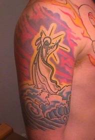 Tattoos auf den Schultern aus farbigen religiösen Motiven