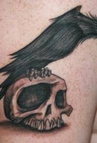 Reticolo del tatuaggio del corvo e del cranio in bianco e nero del fumetto