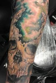 ragazzi dipinti sulle linee astratte sfumate teschio immagini del tatuaggio