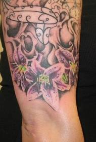 Violetti lilja-tatuointikuvio