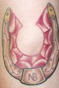 brazo foto de tatuaxe de ferradura con textura vermella