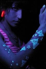 звезда и бабочка флуоресцентный паттерн тату рука