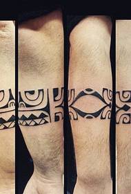 una varietà di belli tribali totem neri di mudellu di tatuaggi di bracciale