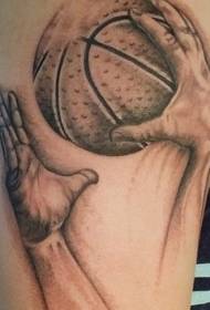 Большая рука черный серый стиль реалистичной рукой и баскетбол татуировки