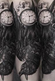 gravírozás stílusú fekete varjú és óra tetoválás mintával