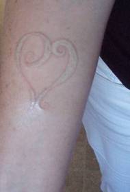 arm hvitt blekk hjerte tatoveringsmønster