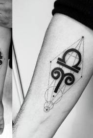 Tajanstvena crna geometrija gležnja s uzorkom tetovaže simbola zviježđa