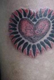 sarkanā sirds un melnā staru tetovējuma modelis