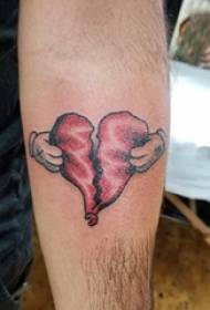 ramię chłopca malowane na gradientowych prostych liniach rozdarty tatuaż w kształcie serca Zdjęcie