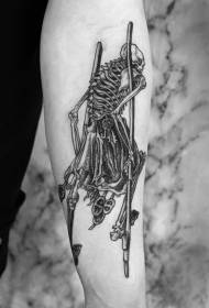 Tatuaje de esqueleto de cráneo negro, estilo de talla de brazo grande