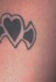 Patrón de tatuaxe de hacha en forma de corazón negro