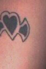 Modello di tatuaggio ascia a forma di cuore nero