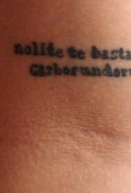 Patrón de tatuaje de letra inglesa negra