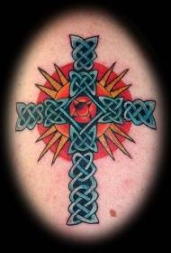 krus ng Celtic knot at pattern ng pulang background na tattoo