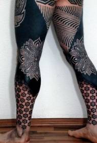 stegno črni plemenski totem v kombinaciji z velikim cvetličnim vzorcem tatoo