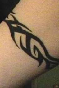 Patrón de tatuaje de pulsera tribal clásico negro