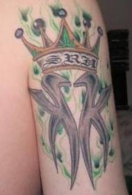 토템과 녹색 불꽃 왕관 문신 패턴