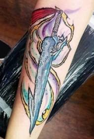 i ragazzi sul braccio dipingevano le linee astratte sfumate, immagini creative del tatuaggio del pugnale