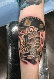 Ko nga tama tane i runga i te ringa ka peita i nga raarangi uaua riki e tuhi ana i nga kaiwaiata tattoo puoro