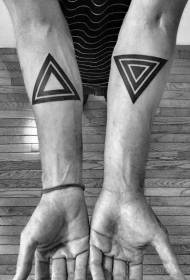 Arm zwart en wit driehoekige geometrische stijl tattoo patroon