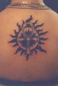 Atgal juodo saulės kryžiaus tatuiruotės modelis