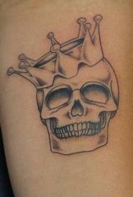 lebka s korunou černé tetování vzorem
