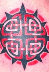 pula ug itom nga Celtic pattern sa tattoo sa adlaw