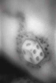 Semplice modello di tatuaggio a dadi bianchi e neri