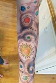 jongens op de arm geschilderd gradiënt geometrische eenvoudige lijnen creatieve planeet universum tattoo foto's