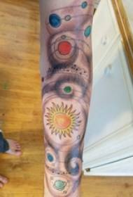 ragazzi sul braccio dipingevano gradiente geometriche linee semplici immagini creative del tatuaggio del pianeta universo