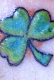 Modello di tatuaggio del trifoglio irlandese di colore della spalla