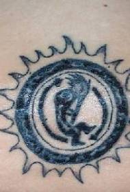 Czarne plemienne słońce z wzorem tatuażu Symbol