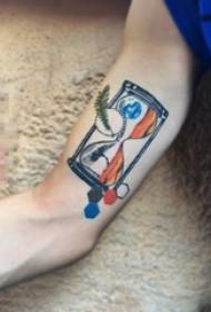 ragazzi hanno dipinto delle linee geometriche sul braccio Immagine del tatuaggio a clessidra