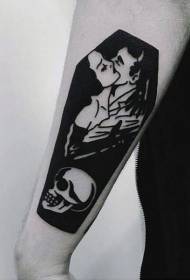 braço preto e branco padrão de tatuagem de caixão e amante