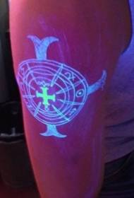 Ramená podivného znaku fluoreskujúceho tetovacieho vzoru