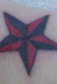 小小的紅色和黑色星星紋身圖案