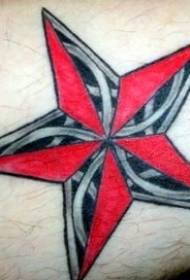 Tyylikäs punaisen ja mustan tähden tatuointikuvio