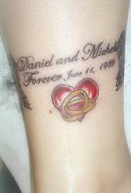 anell de núvia de color de les cames i tatuatge de cor vermell