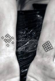 Handgelenk kleine schwarze geometrische Kombination Tattoo-Muster