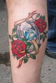 дијамант руке и црвена ружа узорак тетоважа поткове