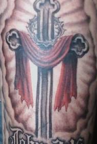 Krzyż z cyfrowym wzorem tatuażu z czerwonego materiału