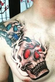 Ang mga batang lalaki ay nagpinta ng watercolor sketch na creative skull na pag-domineering ng mga larawan sa tattoo