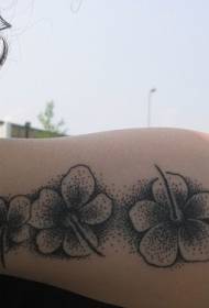 рука гібіскуса квітка жала чорний татуювання візерунок