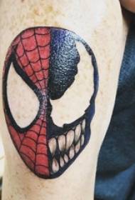 seuns op die arm geometriese eenvoudige lyne-skedel en Spider-Man-splitsing van tatoeëermerke