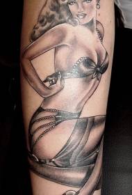 Тъмно сива красива секси жена татуировка модел