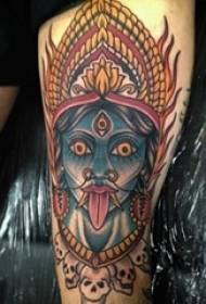 Immagini di tatuaggi totem horror creativi dipinti ad acquerello schizzo cosce