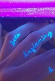 palec fluorescencyjny wzór tatuażu alfabetu angielskiego