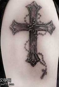 modello di tatuaggio croce braccio nero