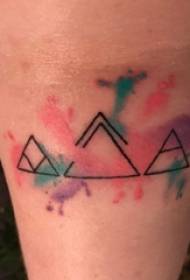 Knaboj pentritaj sur la brako pentris geometriajn liniojn triangulajn tatuajn bildojn