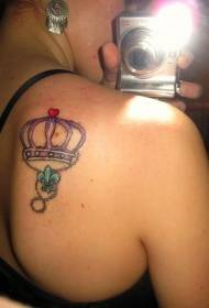 Момичета обратно лилав модел на татуировка на короната